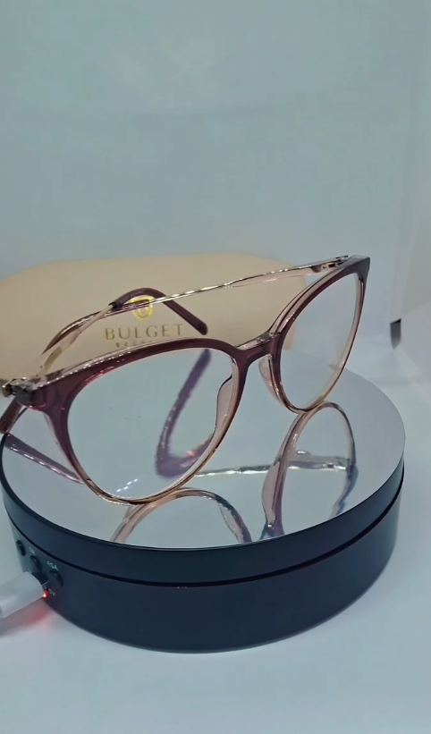 Homem usando lentes multifocais